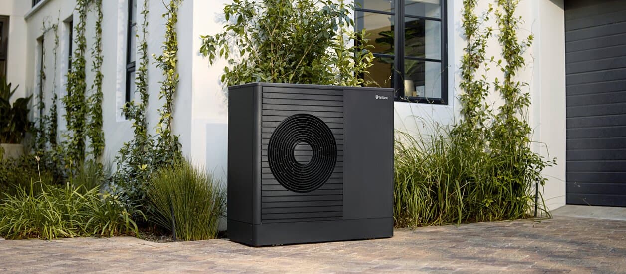 Vaillant aroTHERM plus /8.1 bij een woning, plaatsingsvoorbeeld van de fabrikant