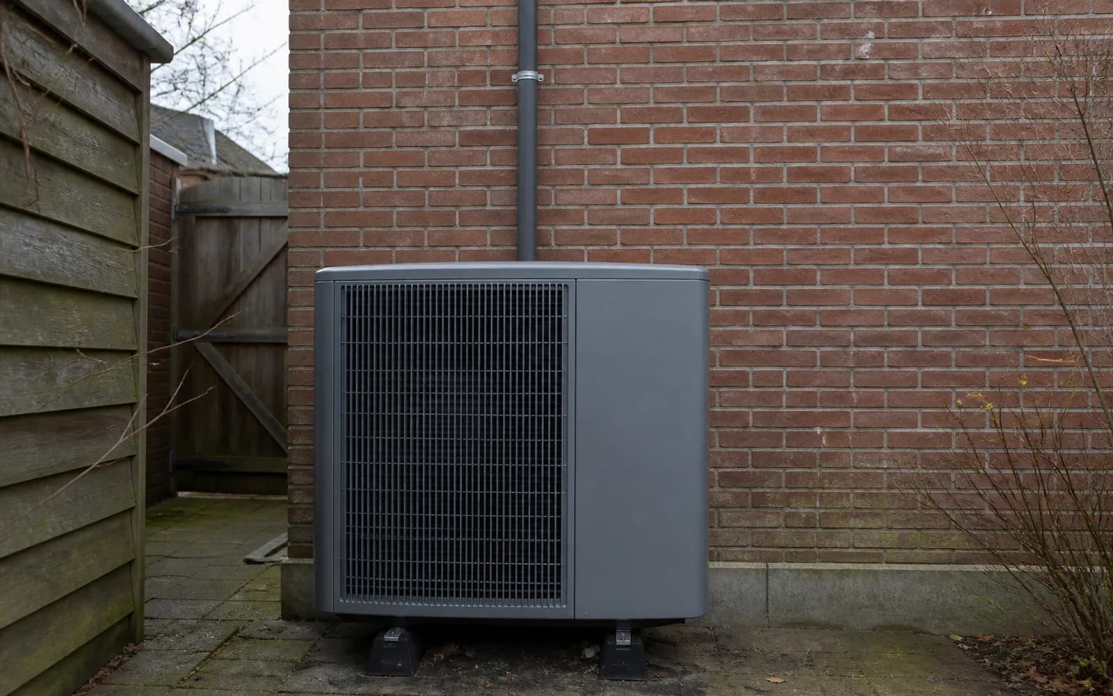 Heat pump outdoor unit in a narrow Dutch backyard