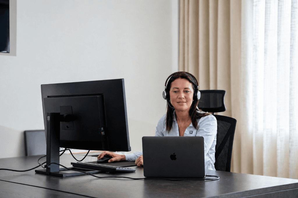 SolarFast collega met headset achter haar bureau
