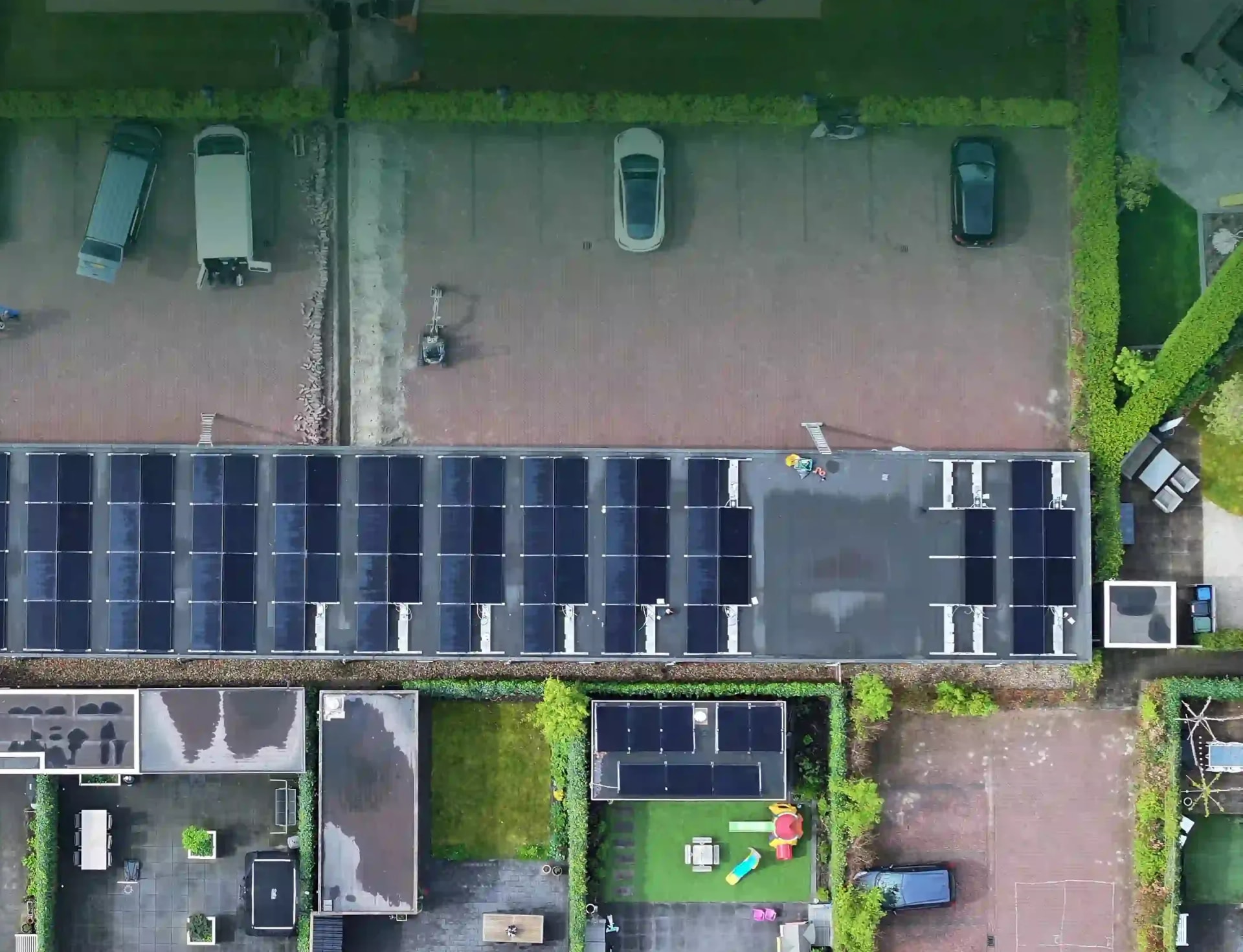 Luchtfoto van een zonnepanelenproject van SolarFast in een woonwijk in Blaricum