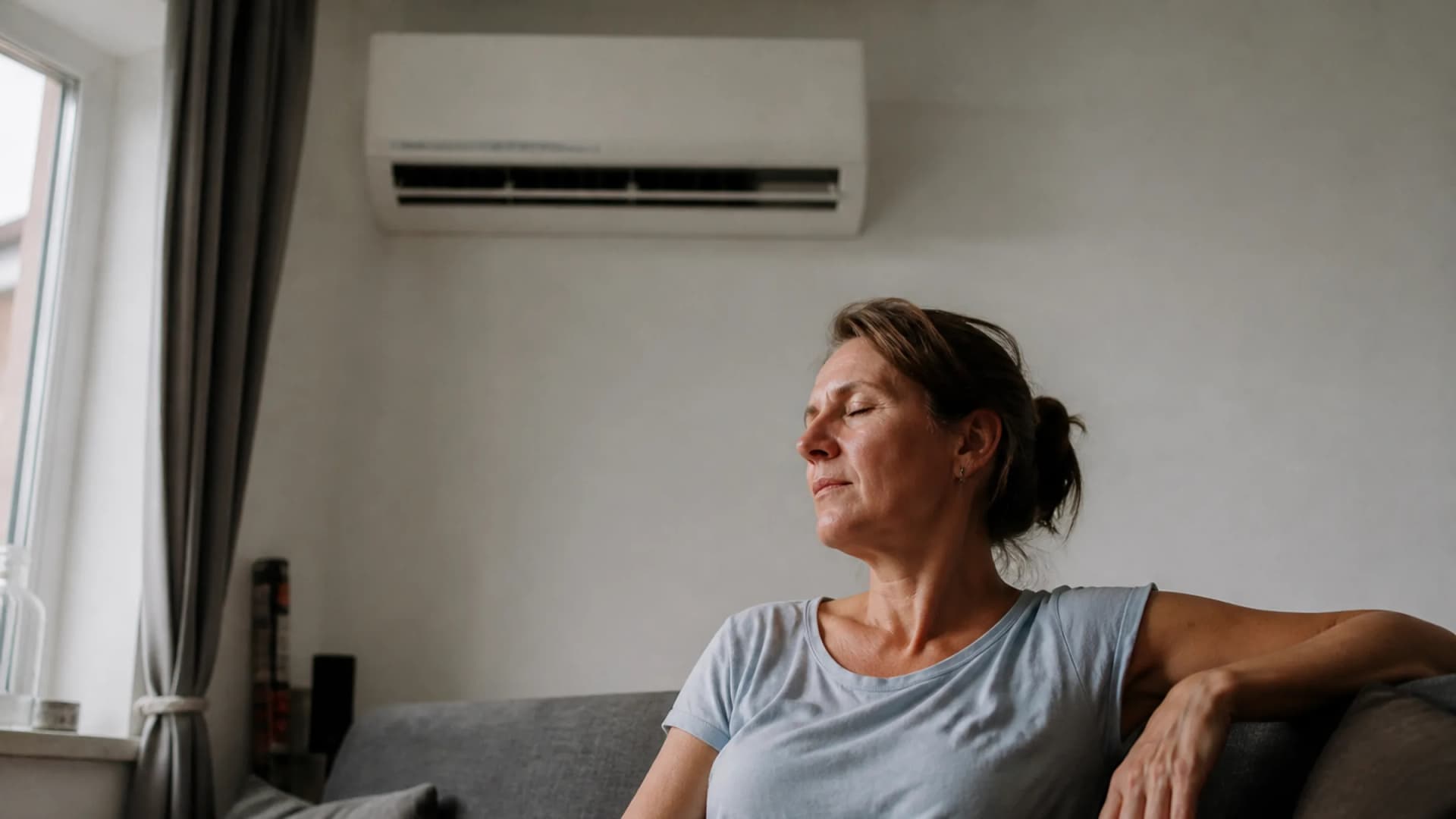 Persoon geniet van een koele kamer met een wandairco