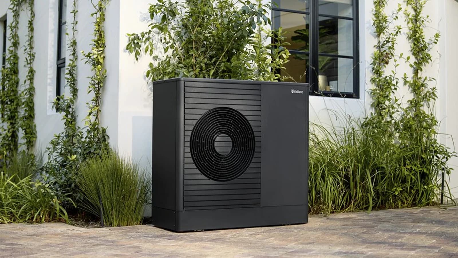 Buitenunit van een lucht-waterwarmtepomp (Vaillant aroTHERM plus) voor de gevel van een woning