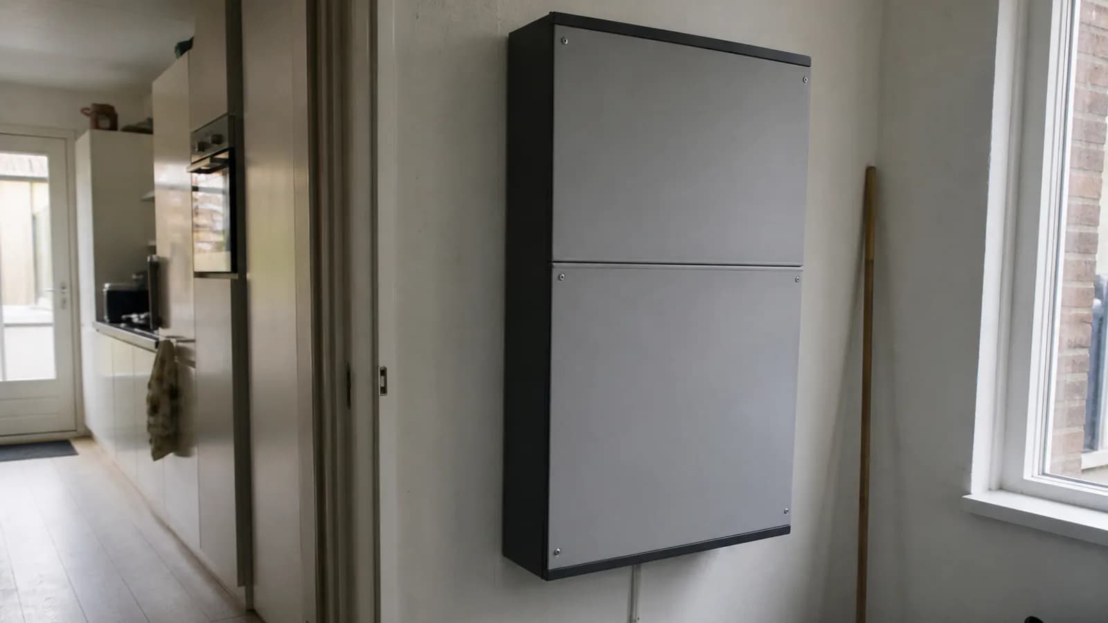 Muuraccu in een Nederlandse gang, naast de keuken