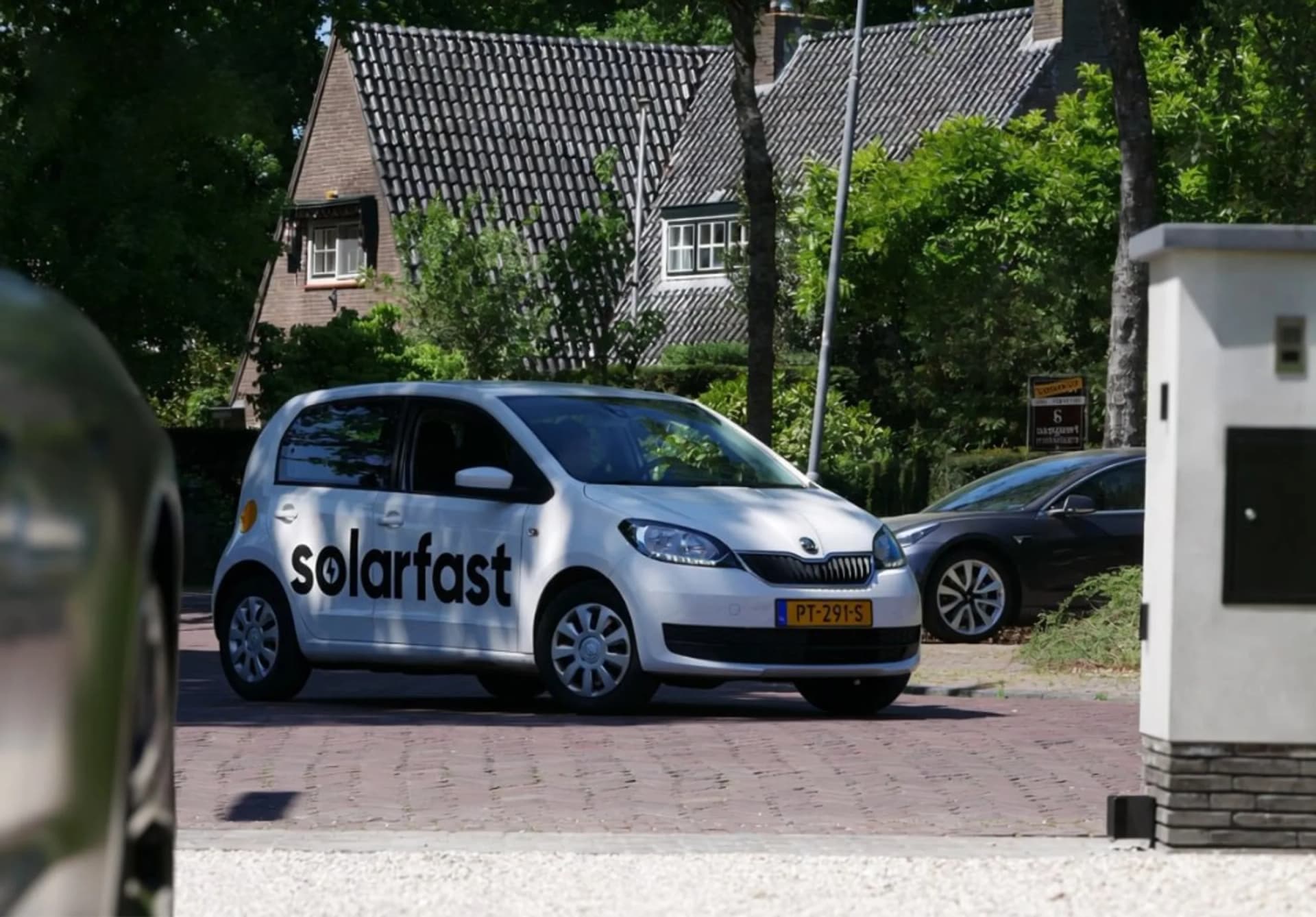 SolarFast bedrijfsauto onderweg naar een warmtepompinstallatie