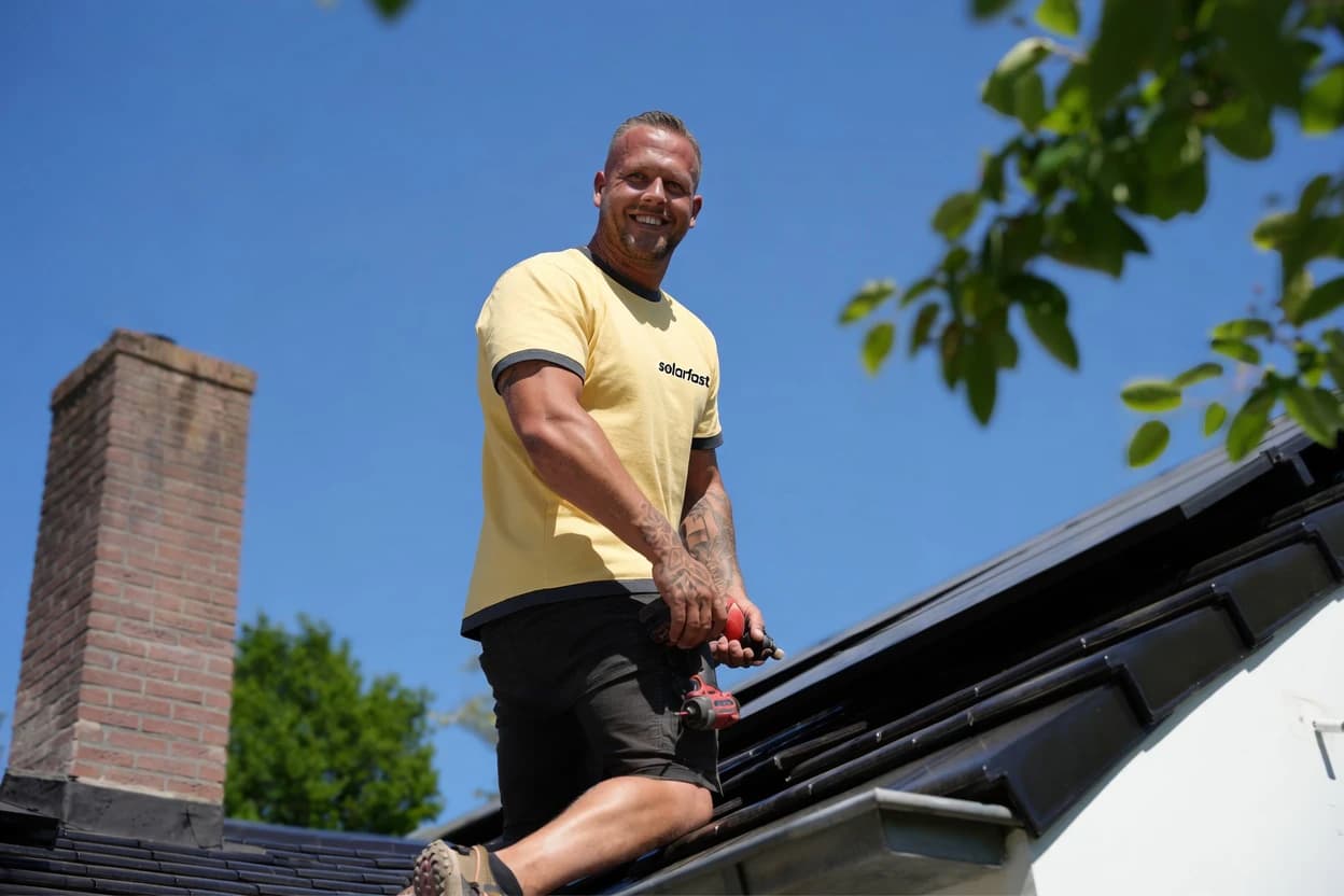 SolarFast monteur aan het werk op een installatie