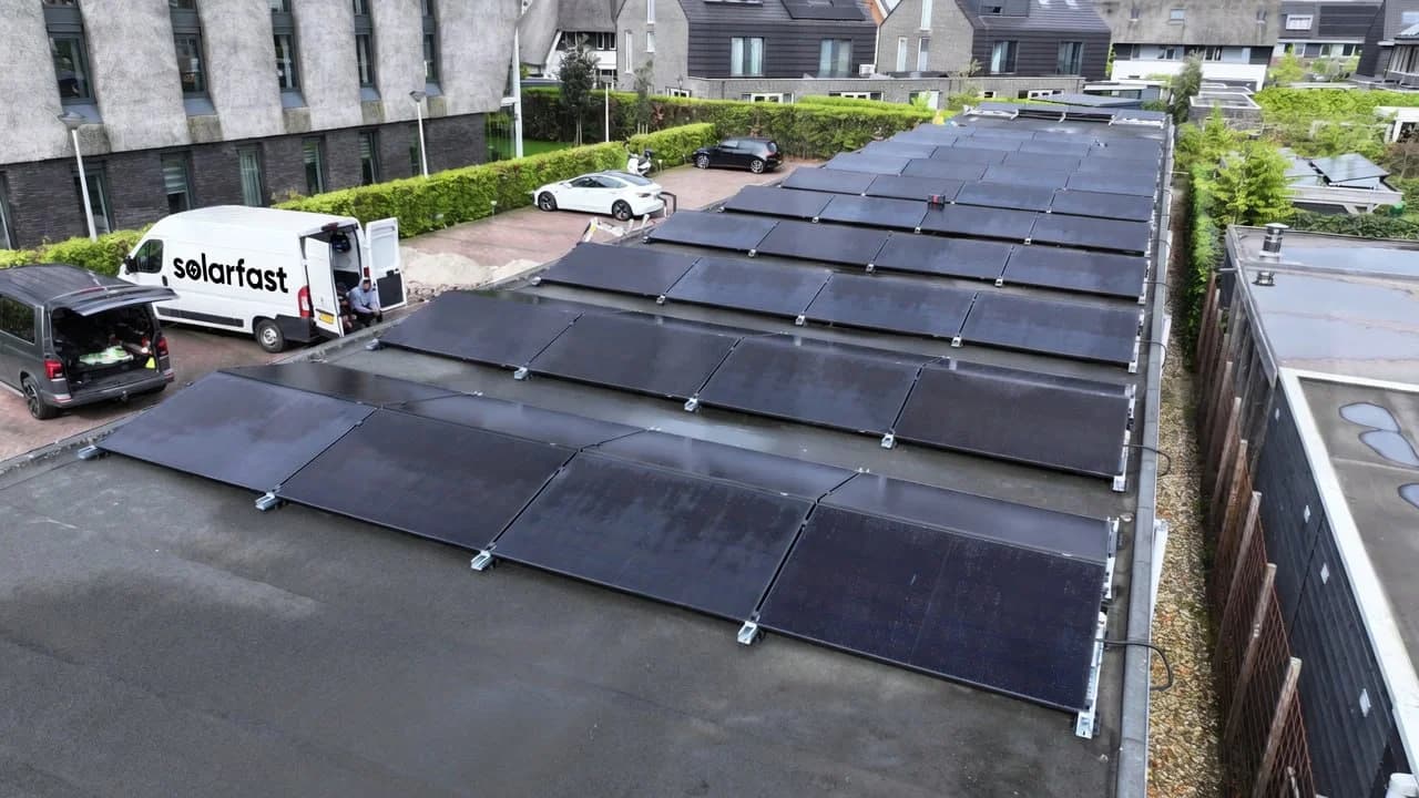 Afgeronde rijen zonnepanelen op een plat dak bij de SolarFast-bus