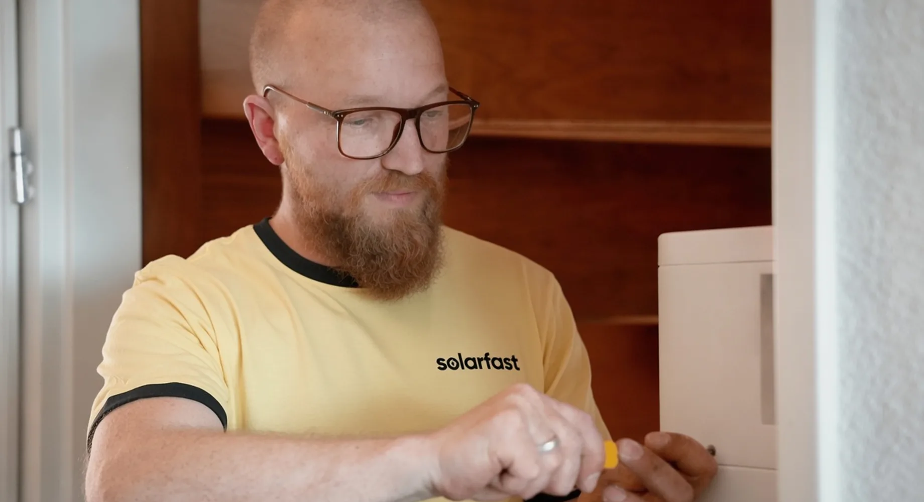 SolarFast monteur in geel shirt