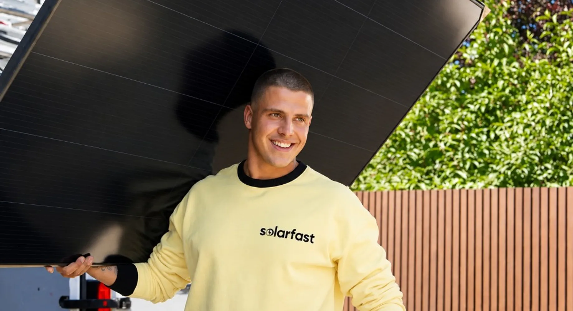 SolarFast monteur draagt een zonnepaneel