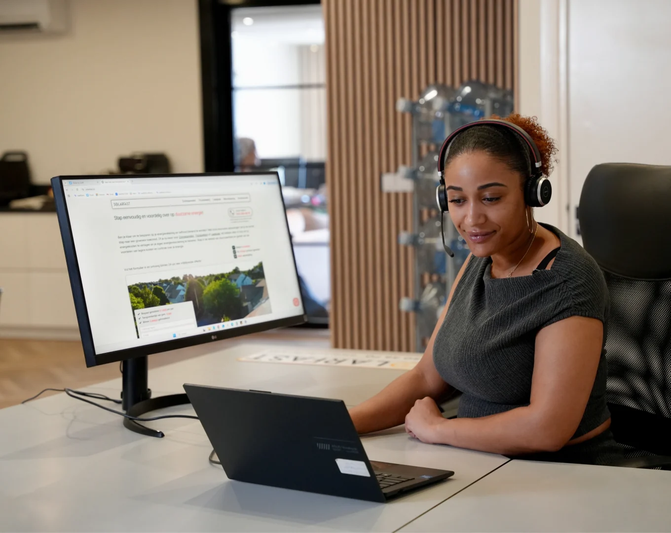 Een offerte met kosten, besparing en terugverdientijd op een computerscherm