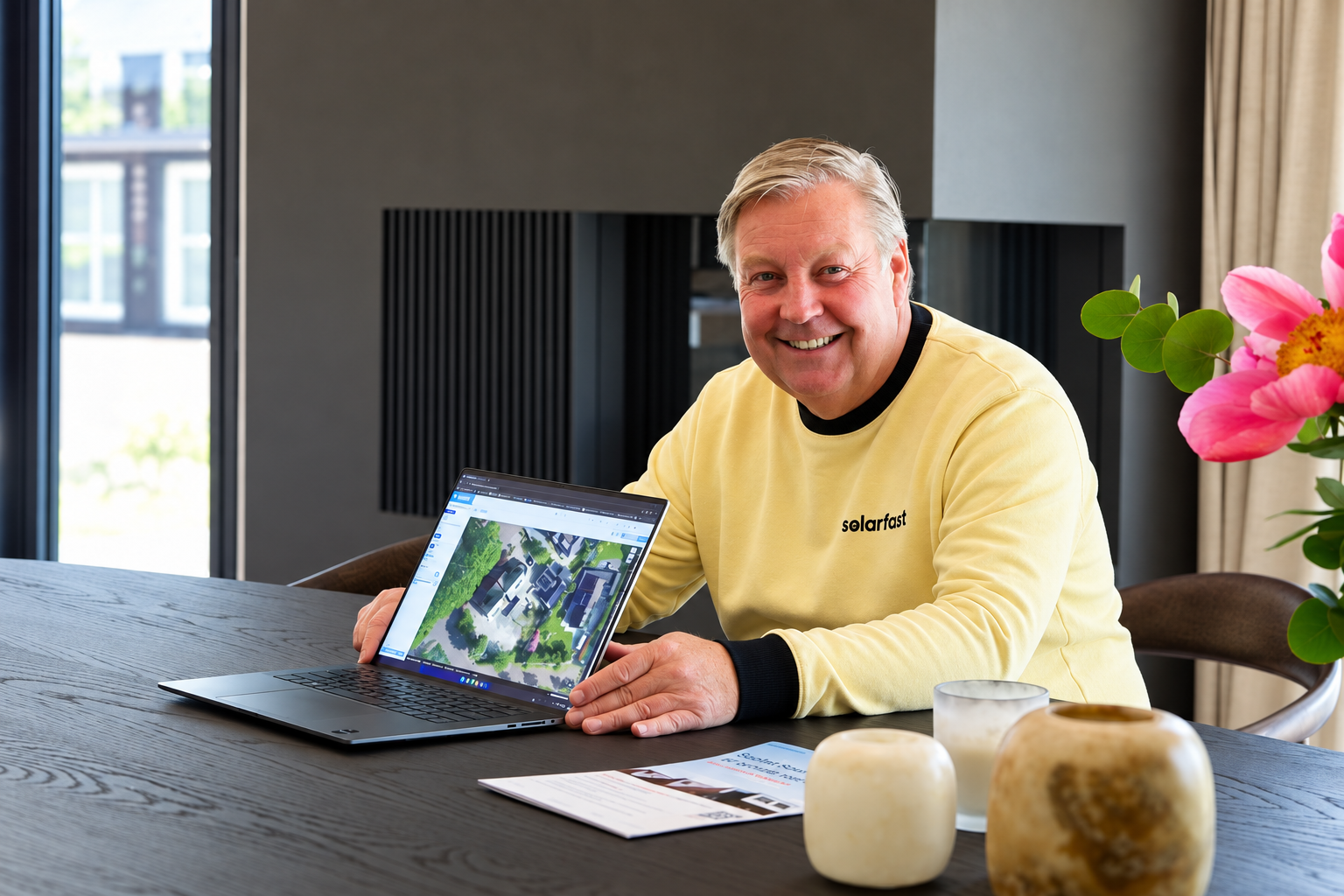 SolarFast adviser showing the roof plan on a laptop at the table