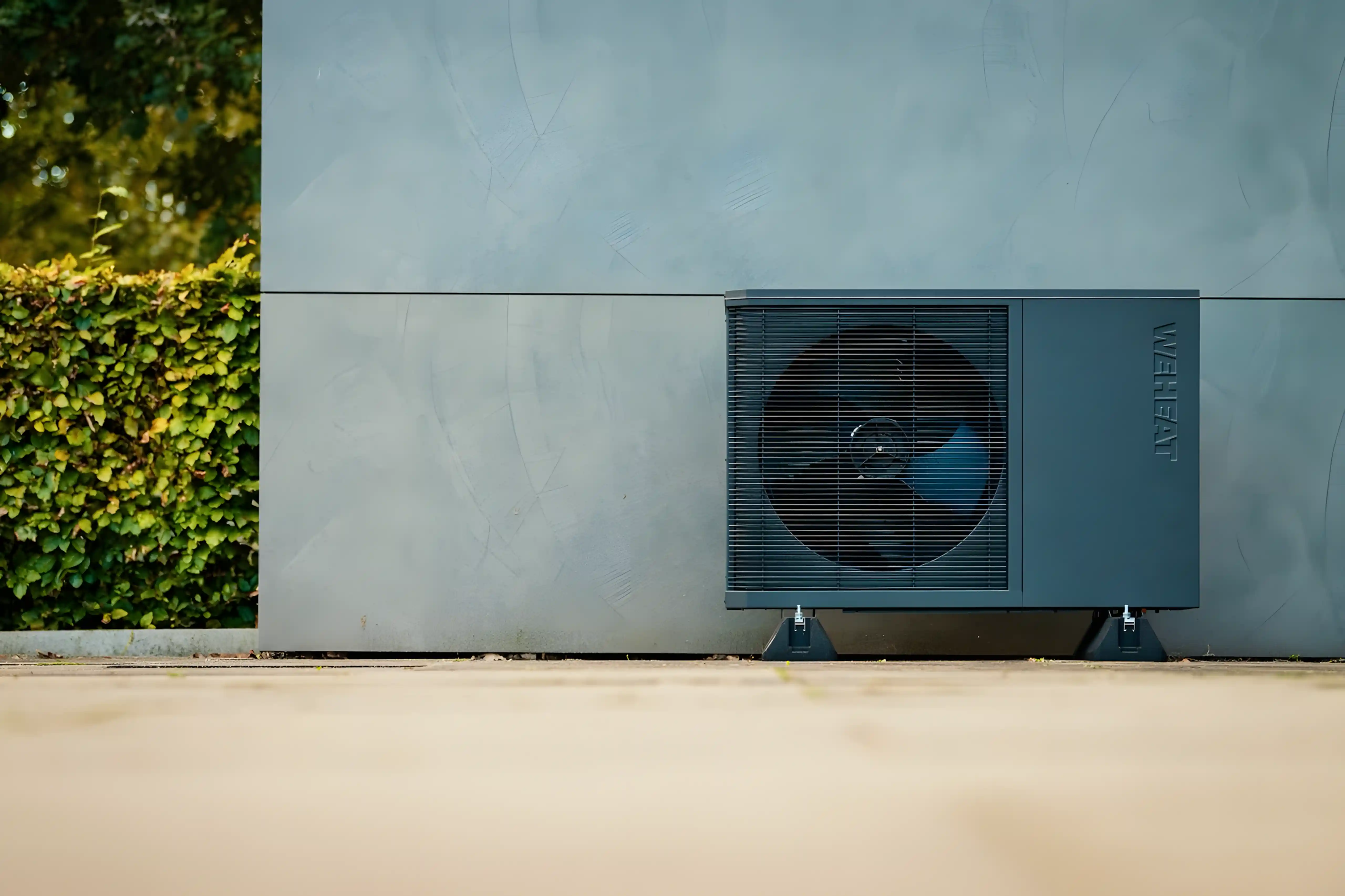 Een Weheat-buitenunit naast een woning